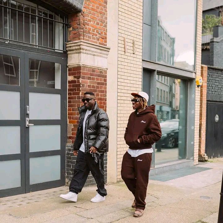 When two music giants meet! ❤️ 

@sarkodie and @zlatan_ibile taking over London and the world ...🌍 🤍 

#afrobeats #internationalcollab #musicpowerhouse #Sarkodie #Obidi #zlatanibile