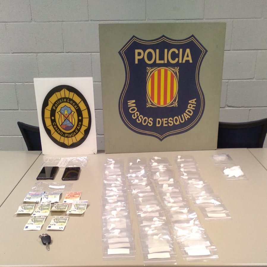platjaropolicia's tweet photo. Conjuntament amb @mossos, detenim un home per un delicte de conducció temerària, desobediència i tràfic de drogues
El detingut, durant la fugida, llença una bossa amb 79 paperines de cocaïna
També se li troben a sobre diners fraccionats presumptament relacionats amb el delicte https://t.co/2vGHgcclVt