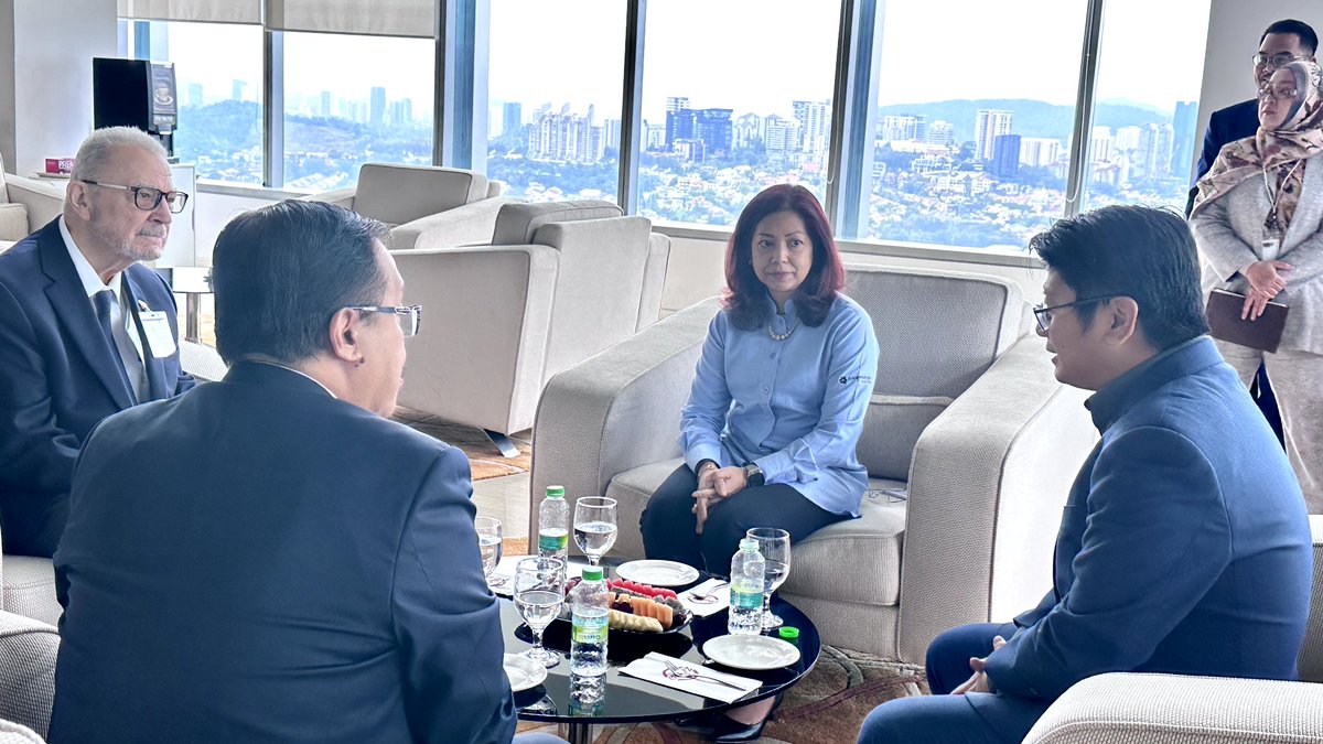 LamanEwon's tweet photo. Terima kunjungan US-ASEAN Business Council diketuai oleh HE Ambassador Michael W. Michalak bersama 30 orang delegasi mewakili syarikat2 Fortune 500 sempena program "US-ABC 2023 Senior Executives Business Mission to Malaysia".
#TerusKerjaKeras
#TerusCemerlang 
#KitaBoleh 
#KUSKOP https://t.co/Y6hDqy08gP