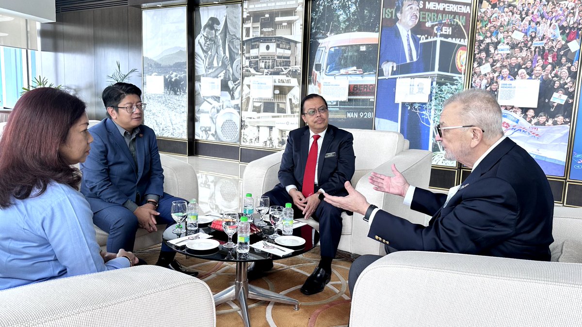 LamanEwon's tweet photo. Terima kunjungan US-ASEAN Business Council diketuai oleh HE Ambassador Michael W. Michalak bersama 30 orang delegasi mewakili syarikat2 Fortune 500 sempena program "US-ABC 2023 Senior Executives Business Mission to Malaysia".
#TerusKerjaKeras
#TerusCemerlang 
#KitaBoleh 
#KUSKOP https://t.co/Y6hDqy08gP