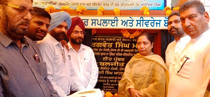 JagbaniOnline's tweet image. ਡਾ. ਬਲਜੀਤ ਕੌਰ ਸਮਾਜਿਕ ਸੁਰੱਖਿਆ, ਇਸਤਰੀ ਤੇ ਬਾਲ ਵਿਕਾਸ ਮੰਤਰੀ ਪੰਜਾਬ ਨੇ ਅੱਜ ਮਲੋਟ ਸ਼ਹਿਰ ਦੀ ਸੀਵਰੇਜ ਦੀ ਸਮੱਸਿਆ ਦੇ ਹੱਲ ਲਈ 34.47 ਕਰੋੜ ਰੁਪਏ ਦੇ ਪ੍ਰੋਜੈਕਟ ਦਾ ਨੀਂਹ ਪੱਥਰ ਆਪਣੇ ਕਰ-ਕਮਲਾਂ ਨਾਲ ਰੱਖਿਆ।
#BaljitKaur #SewerageProblem #FoundationStone #Malot