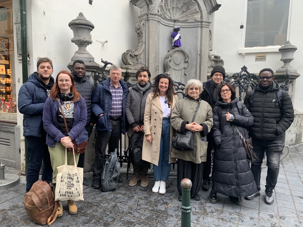 AnnDooms's tweet photo. Manneken Pisthagoras 📐 ter ere van #pidag en #wiskunnendwiske in het gezelschap van Ingrid Daubechies 🥰Het kostuum werd aan de stad geschonken door de @VUBrussel Vakgroep Wiskunde en Data Science https://t.co/3TFfCxkapb
