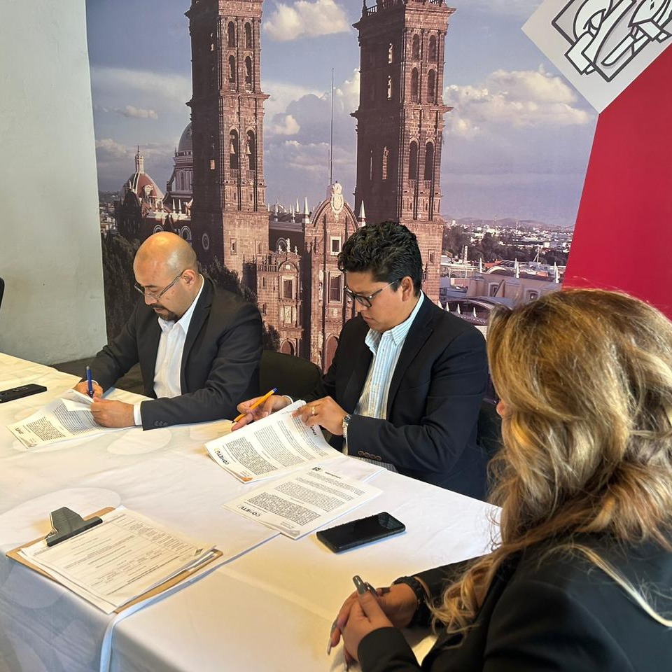 COMETUD's tweet photo. Arrancamos en #Puebla
Firma de convenio de colaboración entre @VisitaPuebla y #COMETUD para impulsar el #TurismoDeportivo dentro de la entidad donde buscaremos generar eventos de alto impacto para el sector.
#SomosCometud
@PEPE_SOSA_LIMON https://t.co/VqV2aXT53h