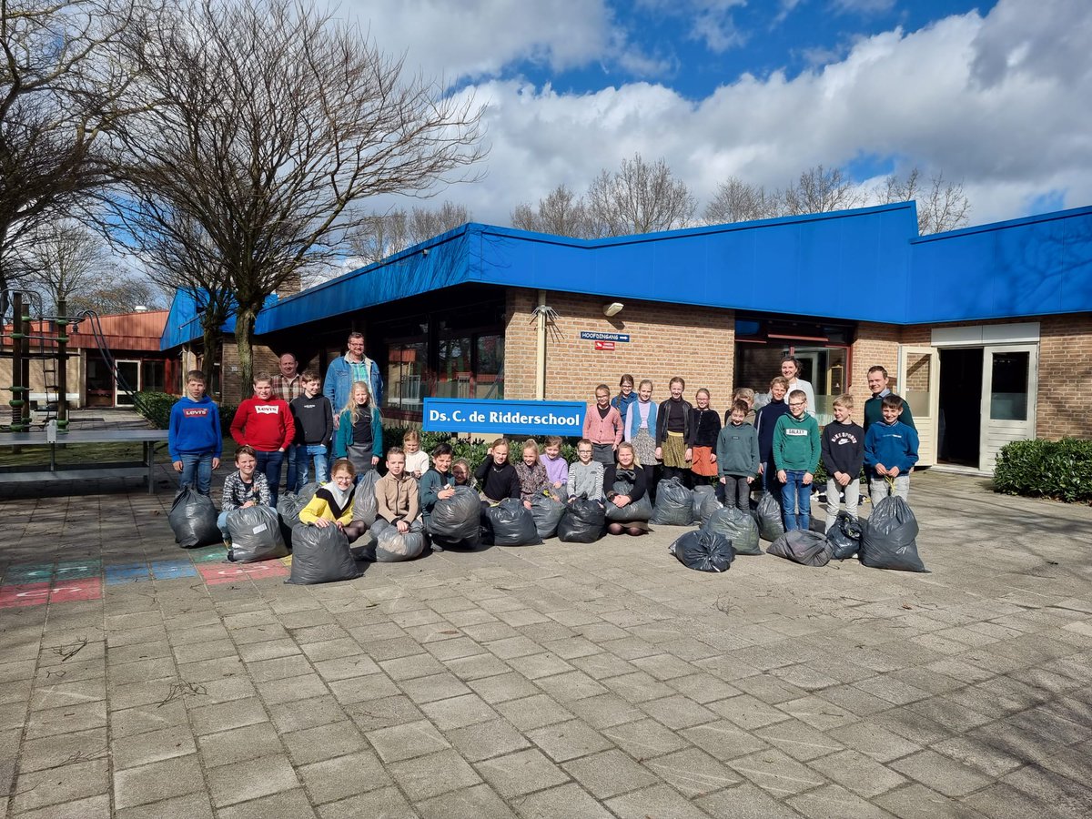 Gisteren was de kick-off van de Textiel Race op de Ds. C. de Ridderschool in Nunspeet.👕 Van 20 maart t/m 13 april gaan de kinderen zoveel mogelijk oude kleding en textiel inzamelen. Dat doen ze samen met nog 9 andere scholen in de regio. Lees meer op bit.ly/3yBgzsL.