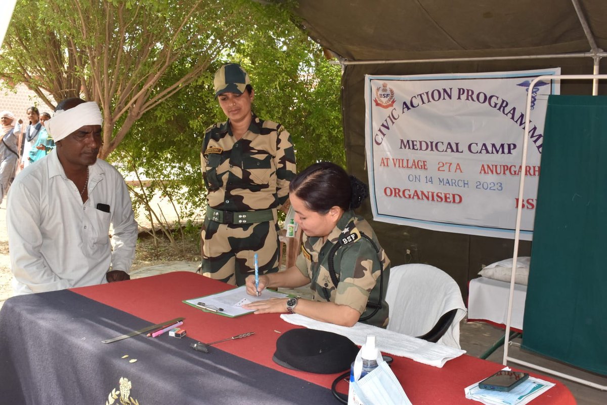 BSF_Rajasthan's tweet photo. #BSF 𝐒𝐫𝐢𝐆𝐚𝐧𝐠𝐚𝐧𝐚𝐠𝐚𝐫 organised 𝐌𝐞𝐝𝐢𝐜𝐚𝐥 𝐂𝐚𝐦𝐩 at Village 27A #Anupgarh under 𝐂𝐢𝐯𝐢𝐜 𝐀𝐜𝐭𝐢𝐨𝐧 𝐏𝐫𝐨𝐠𝐫𝐚𝐦𝐦𝐞. Also Health equipments, Computers and Books were donated to Sub Centre Hospital &amp; village Community Centre.

#FriendsonBorder https://t.co/myiP075pZM