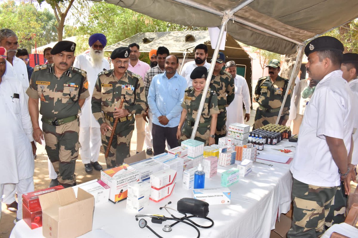 BSF_Rajasthan's tweet photo. #BSF 𝐒𝐫𝐢𝐆𝐚𝐧𝐠𝐚𝐧𝐚𝐠𝐚𝐫 organised 𝐌𝐞𝐝𝐢𝐜𝐚𝐥 𝐂𝐚𝐦𝐩 at Village 27A #Anupgarh under 𝐂𝐢𝐯𝐢𝐜 𝐀𝐜𝐭𝐢𝐨𝐧 𝐏𝐫𝐨𝐠𝐫𝐚𝐦𝐦𝐞. Also Health equipments, Computers and Books were donated to Sub Centre Hospital &amp; village Community Centre.

#FriendsonBorder https://t.co/myiP075pZM