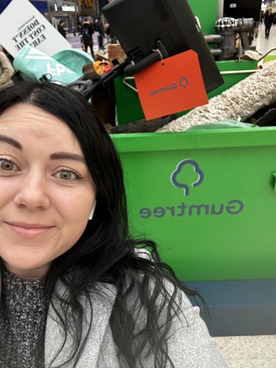 LouisaaBaird's tweet photo. Great seeing the company you work for at Waterloo #doesntcosttheearth #gumtreeskip #recyclingday https://t.co/v7H6VxDErG