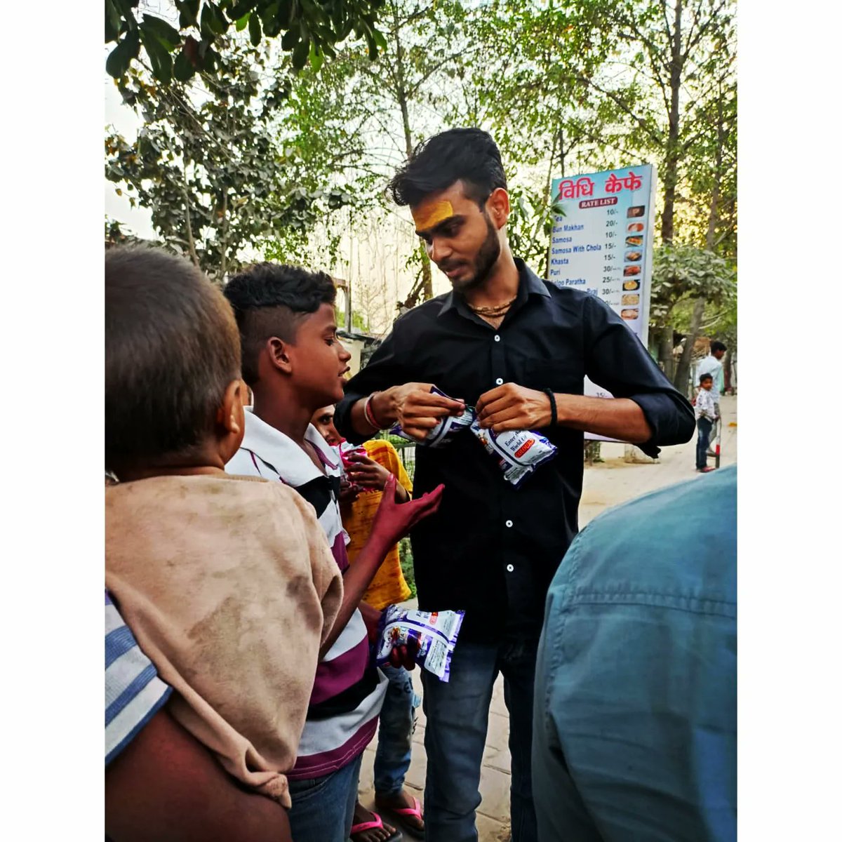 ADHARSHILA_ORG's tweet photo. होली के शुभ अवसर पर आधारशिला द्वारा जानकीपुरम स्तिथ स्लम छेत्र में गुलाल बाटा गया और सभी को होली की शुभकामनाएं दी गई। #prayagrajsocialworkers #prayagrajcity #prayagraj #ngoworker #ngoindia #ngo #ngoworker #socialwork #socialworkers #social #oldagehomes #old https://t.co/cYBn5MVZ4N