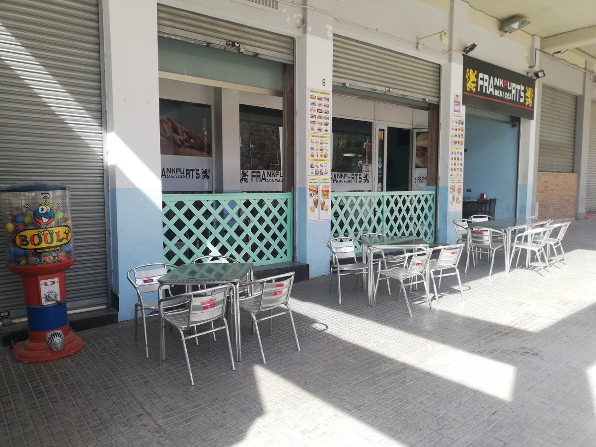 LaGiradaBronx's tweet photo. Així és com respecten la prohibició de posar terrasses al sotaporxos els senyors del Frankfurt situat a la capçalera de la Rambla La Girada. I com @VilafrancaAj fa complir la normativa. Impunitat total!! 
@VeinsdelaGirada @el3devuit @ERCVilafranca @vilafrancacomu https://t.co/5ycDSSaBUW