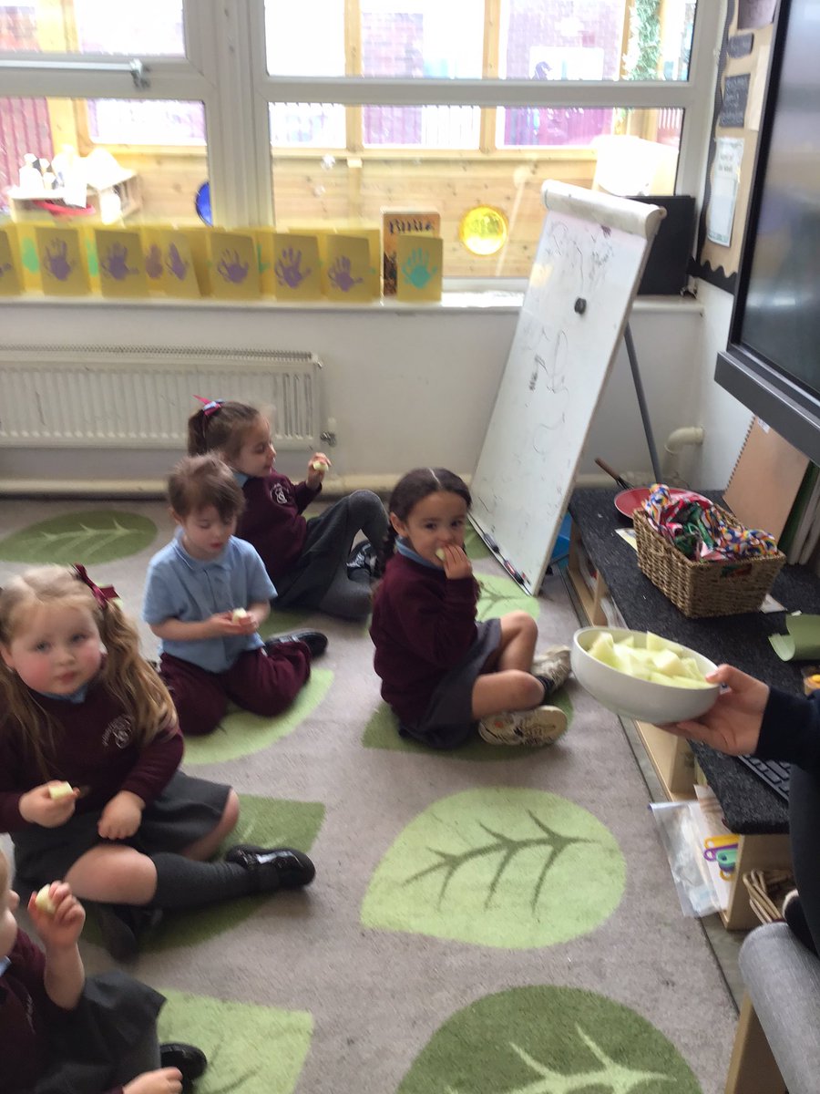 CharlesPrimN's tweet photo. Tasting some different fruits this afternoon, inspired by our story Handas Suprise. #StChEYFS #StChEnglish #StChDT 🥗🥬 https://t.co/yhgAG22sMz