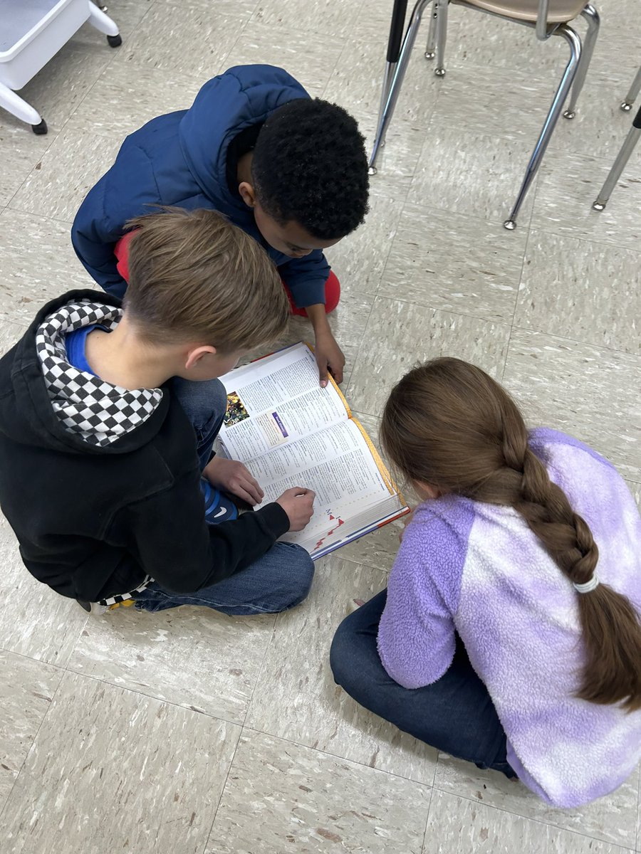 Our 2nd graders practicing their dictionary skills in teams 🐯 <a href="/RBWTinyTigers/">RBWTinyTigers</a>