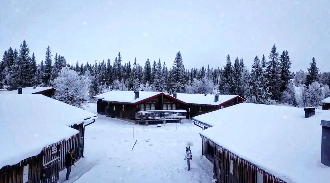 JimmyChiba's tweet photo. #TBT with @richtrmg in Sweden flying the drone in Arctic conditions. 

Batteries react terribly to cold weather...I wonder how all these electric cars are going to deal with the coldness ❄️❄️❄️

#jimmychiba #director #editor #dronepilot #Sweden #drone #droneoftheday #dronelife https://t.co/RX7BBLfvmV