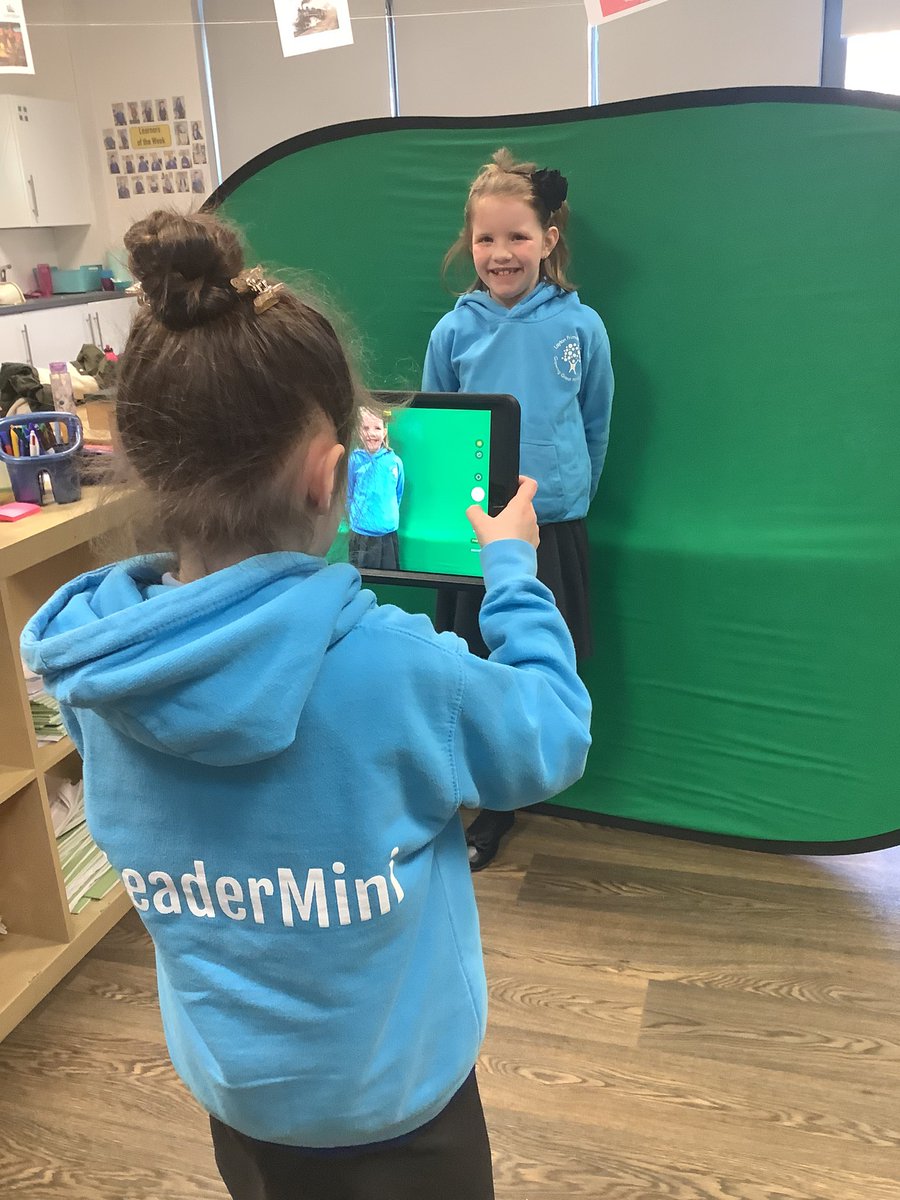 ileaderminis's tweet photo. #GreenScreen @DoInkTweets Our iLeader minis are learning how to use the green screen app. @clare_l00ker @kfairclough_fs @clarescottlayt1 @jonathan6671 @Layton_y2 https://t.co/NN8ediFeqv