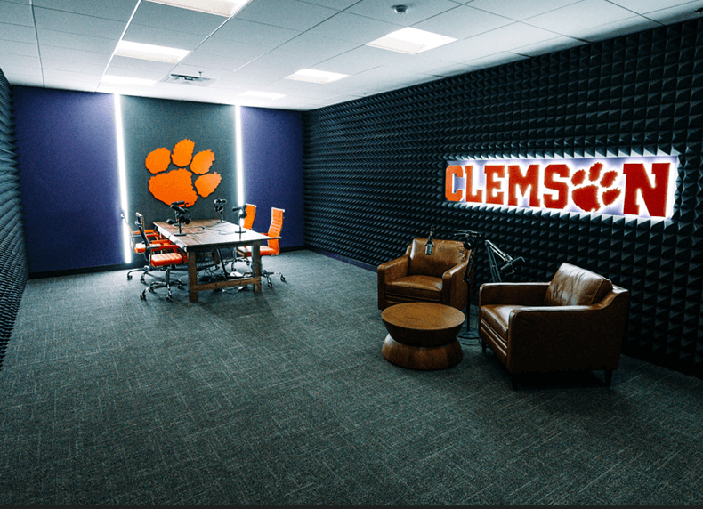 Clemson is changing the NIL game with the C.A.B 🙌

Are they setting the standard for how universities should support their student-athletes? Read the latest @thepawio blog 👇
blog.thepaw.io/2023/03/14/how…

#collegefootball #NIL #Clemson