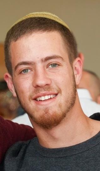 הערב יורד, לכולם זה לילה,
לי זה עוד קצת חושך.
יגל אהוב שלי, יומולדת 20 שמח.
בלי ואחד לשנה הבאה…