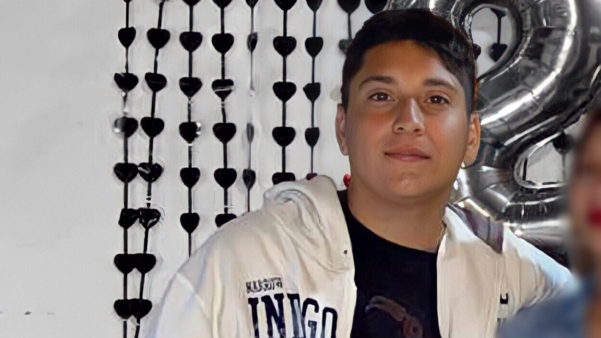_mairailen's tweet photo. Hace un año a las doce del medio día le quitaron la vida a Agustin. Iba para la escuela como todos los días y era su último año, Agustin iba a esperar al colectivo en una de las paradas del barrio en el que vivía pero se cruzó con su tía y ella fue quien se ofreció a llevarlo + https://t.co/DUZimdFwgE