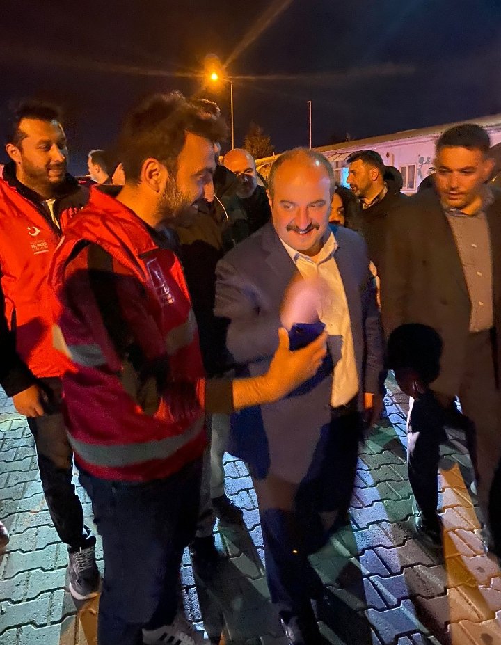 GkhanAKYILDIZ's tweet photo. Sanayi ve Teknoloji Bakanımız Sn. @varank merkezimize ziyarette bulundu.

Ailelerimizin yanında olan, ziyaretleriyle bizlere güç veren Sn. Bakanımızdan ve Sn Vekilimiz @oznurcalik 'tan Allah razı olsun 🇹🇷

📍 Malatya
Göç İdaresi Başkanlığı
Beydağı Geçici Barınma Merkezi https://t.co/JlRGlUWQKe