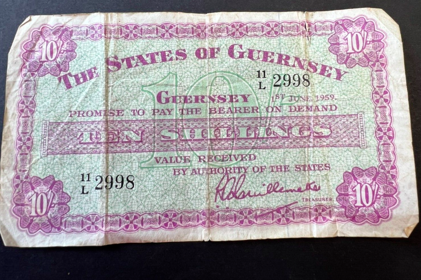 Live on our auction this evening. Guernsey Rare 1959 10 Shilling banknote.
#rare #raremoney #money #banknote #old #Guernsey #10shillings #1959money #Collectibles #old #world #numista #banknote #papermoney #worldmoney