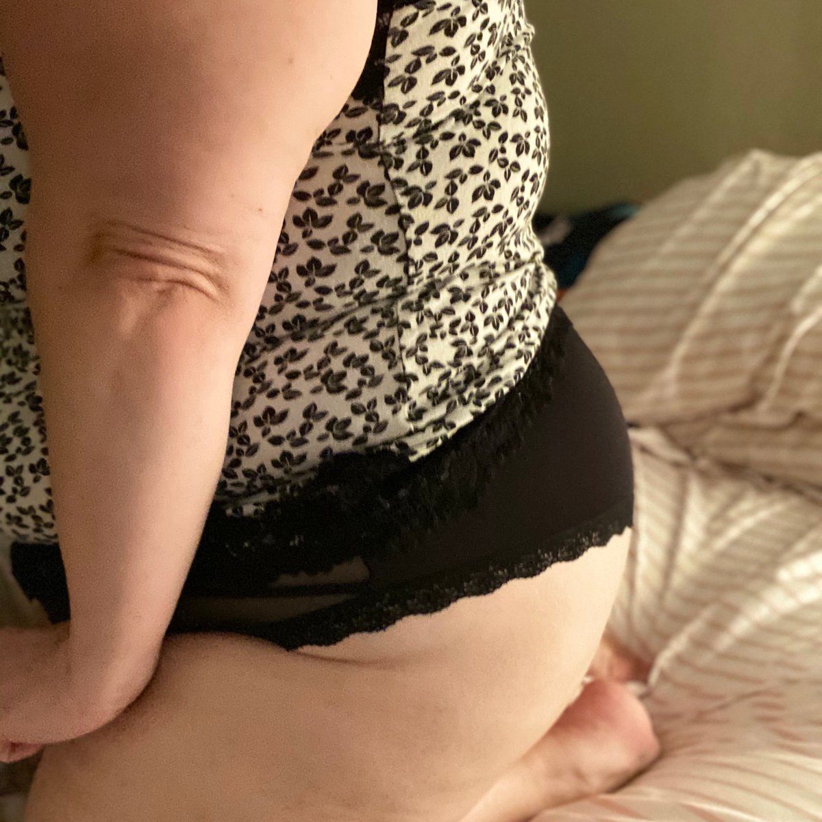 lovestogush's tweet photo. Happy Steak and Bj Day! Steaks✅ On my knees✅ Somethings missing??? https://t.co/CpcIFTXo1Z