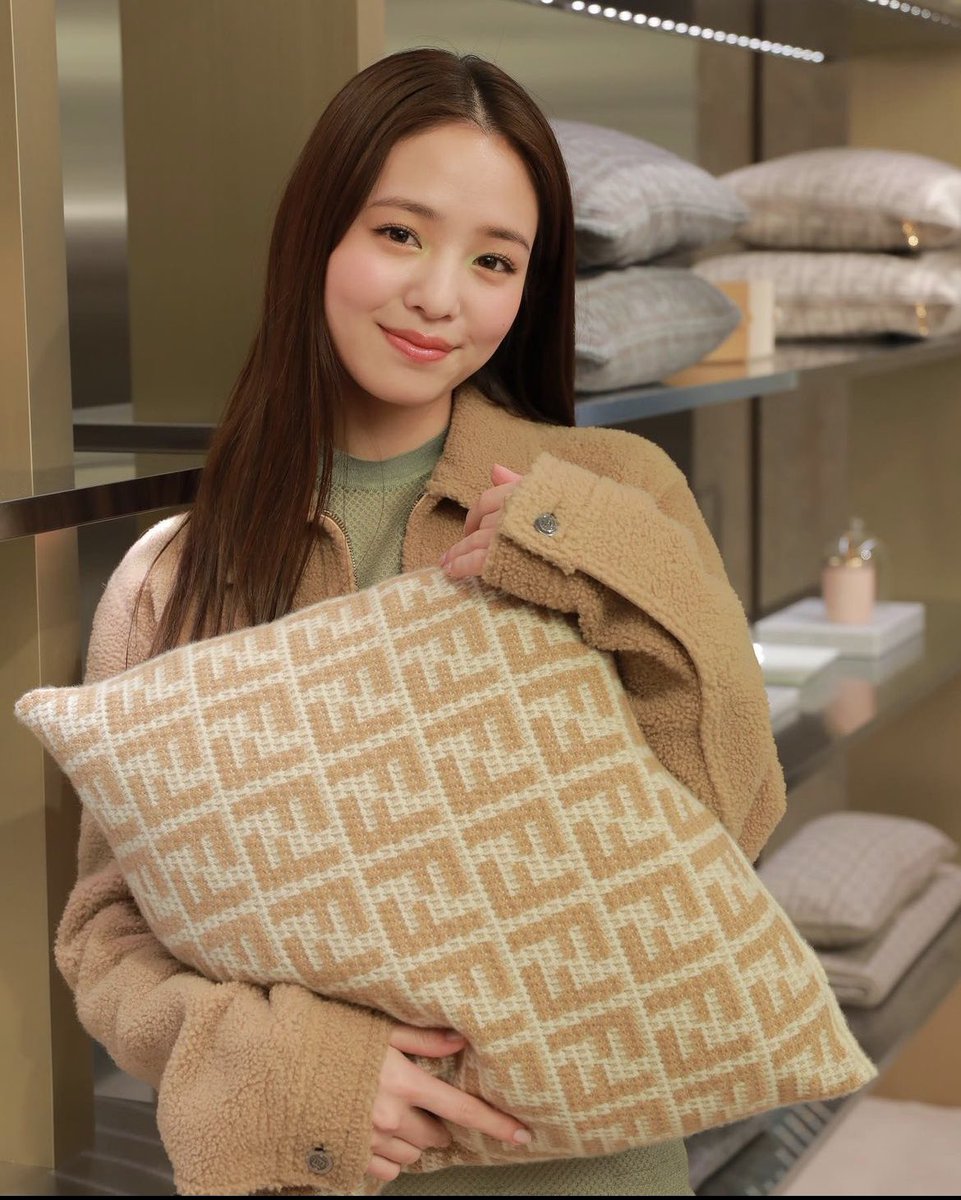 完美的风骚表情
还有心机的半透明外衣
故意漏出里面的内衣
最后还欲拒还迎的挡着
不愧是说出想三p的女人啊