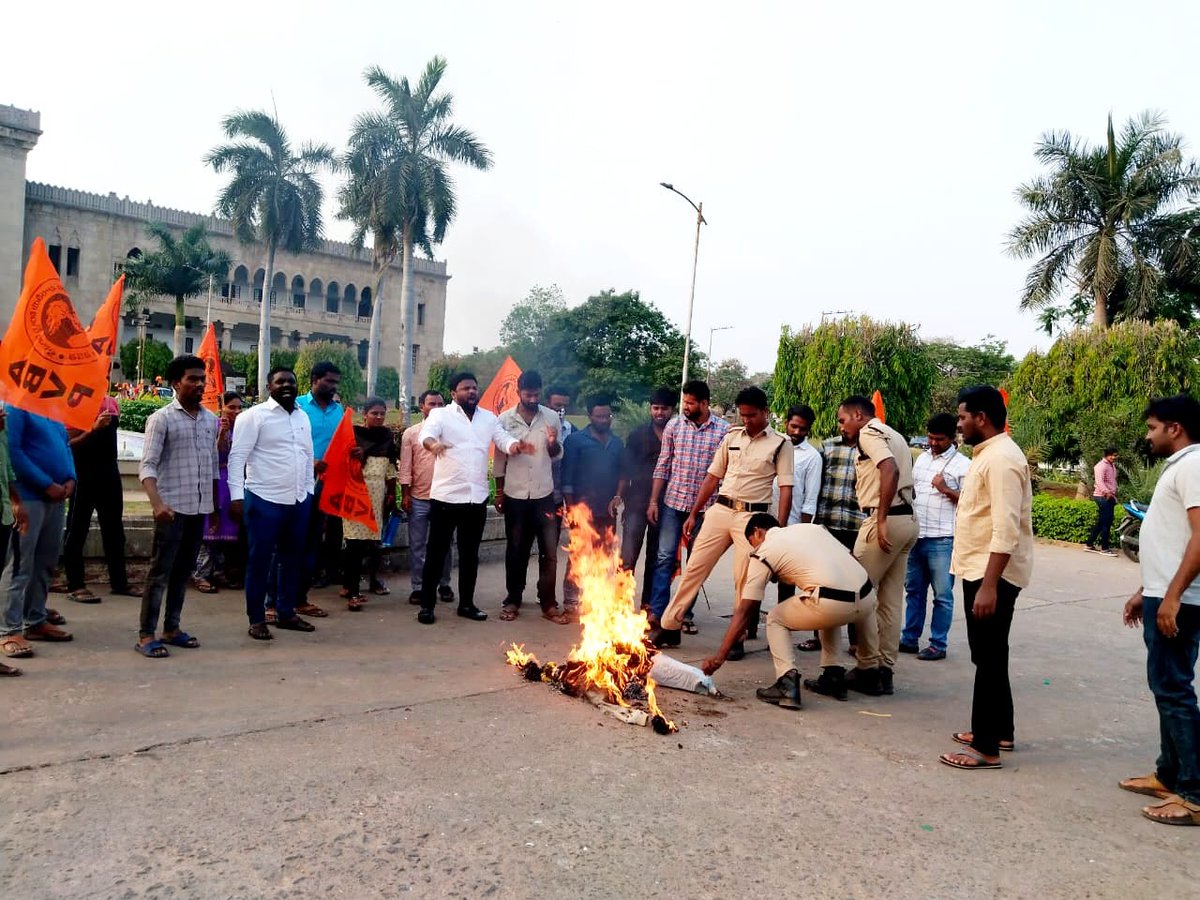 MedchalABVP's tweet photo. ABVP ఆధ్వర్యంలో TSPSC పేపర్ లీకేజ్ వ్యవహారాన్ని  నిరసిస్తూ ప్రభుత్వ దిష్టి బొమ్మ దహనం చేయడం జరిగింది.

#LeakageTSPSC https://t.co/X77VoMhyXu