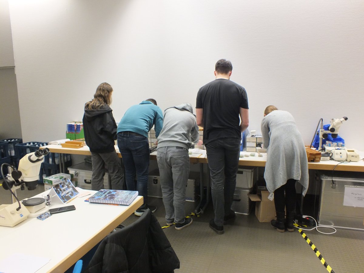 FluegelCourse's tweet photo. The #FlügelCourse would not be possible without our student helpers sorting hundreds of #thinsections all day. Thank you very much for your help! https://t.co/sYLfzXxJMu