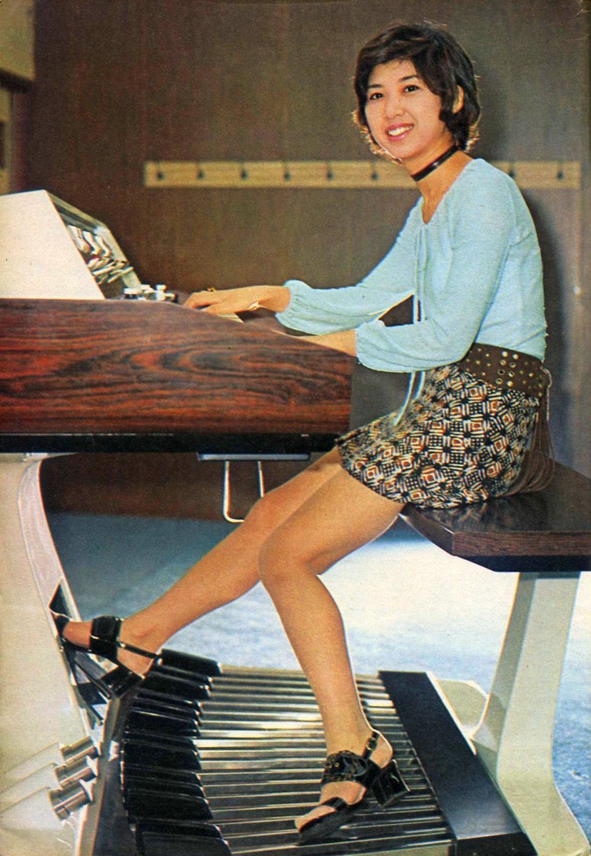 昭和45年（1970年）のミニスカートファッション。オルガン奏者の小島秀子。
実力と人気を兼ね備えた音楽家で、NHKのステージ１０１の伴奏も担当していたそうだ。しかしお洒落である。
