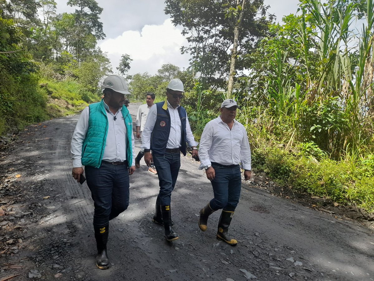BoyparaVivirla's tweet photo. #AEstaHora, @fredarq45, @seifraboy, lidera equipo del gobierno @RamiroBarraganA, que se reúne con autoridades y comunidades de #Briceño, en busca de soluciones para recuperar la movilidad en vía de acceso a la localidad del Occidente, afectada por la ola invernal. https://t.co/eO53U51Uk3
