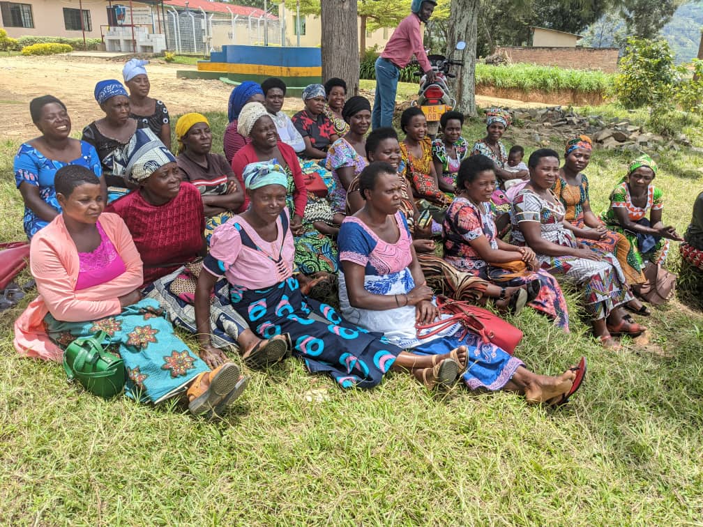ProfemmesTH's tweet photo. Today, PFTH under the support of @EnabelinRwanda  is conducting a 4-day Focus Group Discussion (FGD) &amp; Key Informants Interviews (KIIs) on a baseline study on a project titled “Unlocking Women’s Opportunities and Resilience at Kivu Belt”(WORK) in Karongi, Nyamasheke  &amp; Rutsiro. https://t.co/gp7hD4OeUa