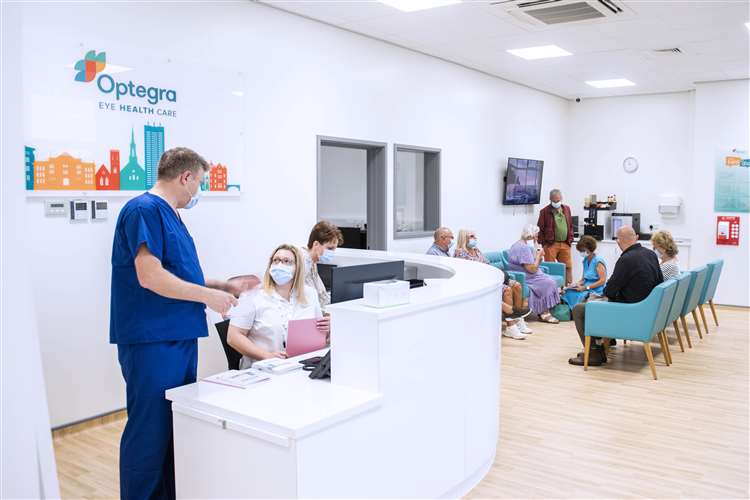 Optegra's tweet photo. "Optegra Eye Clinic Maidstone, which provides timely NHS cataract care to residents of Kent is celebrating its 600th patient - who describes her new vision as 'nothing short of a miracle'" - Read more: https://t.co/smd3qs8nTo https://t.co/pgOvZQQEkU