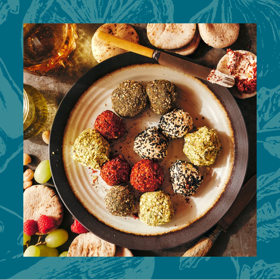 Ik denk dat als ik alle minuten optel dat er yoghurt heeft uitgelekt tot hangop of labneh, we een halfjaar van mijn leven kunnen vullen. Tip: begin op tijd met deze balletjes, want hoe langer de yoghurt uithangt, hoe meer liefde je kunt geven bij het uitknijpen.