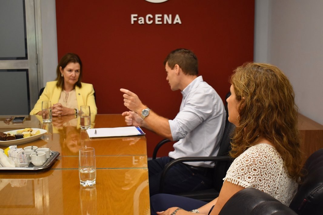 facenaunne's tweet photo. Reunión con miembros del Polo IT Corrientes🗣️
• La decana de la FaCENA recibió a miembros del Polo IT Corrientes con el fin de generar proyectos en conjunto y elaborar una agenda de colaboración con emprendedores tecnológicos.
.
🅛🅐 🅝🅞🅣🅐 🅔🅝👉🏼 https://t.co/6Y5WEo2xz2 https://t.co/bgmvLEZlWk