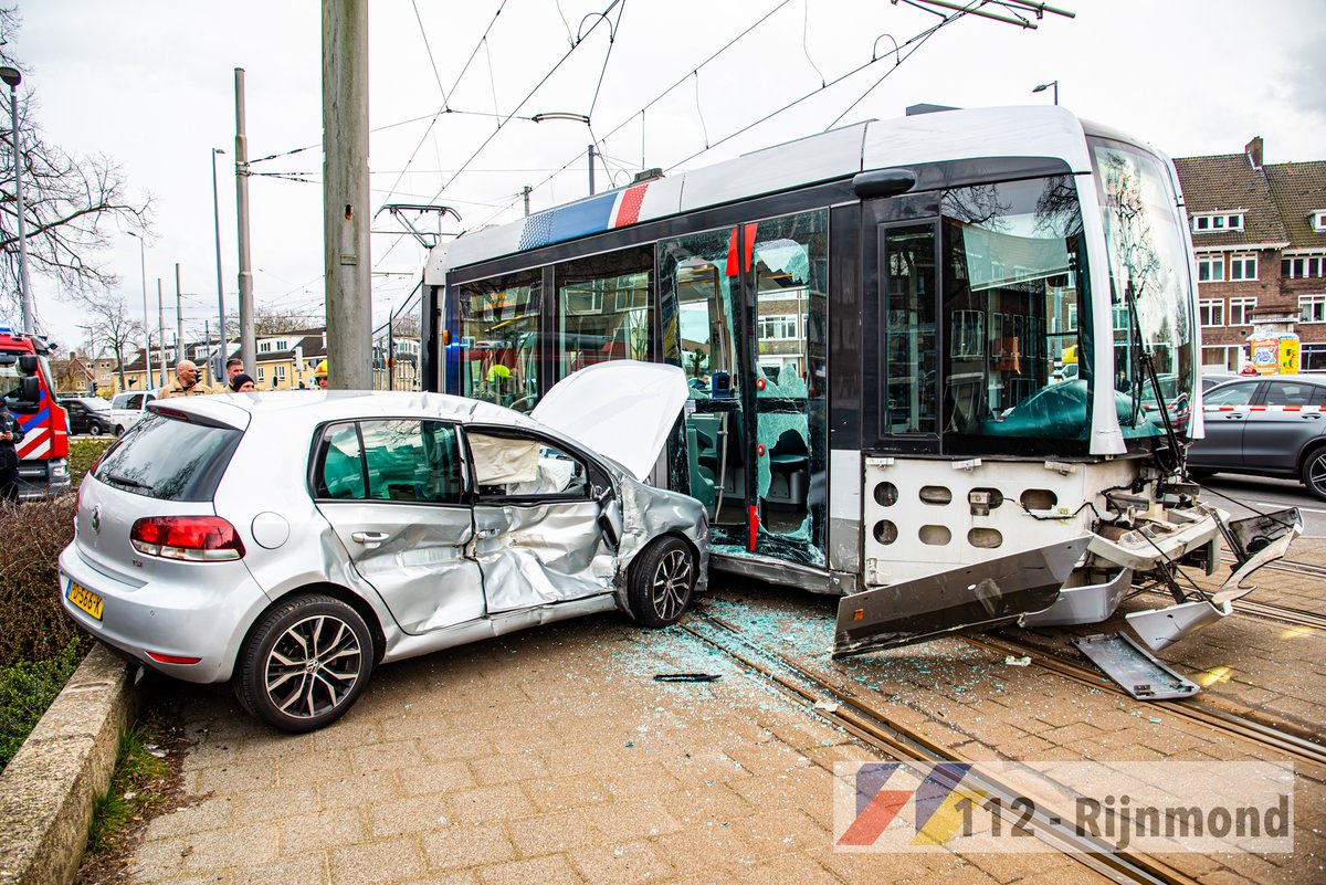 112rijnmond's tweet photo. Op het #Breeplein in #Rotterdam is een tram met een personenauto in botsing gekomen. Twee personen in de auto raakte gewond. 

De @RETRotterdam en @POL_Rotterdam doen onderzoek naar de toedracht van het ongeval. https://t.co/CAtGdhMIlW