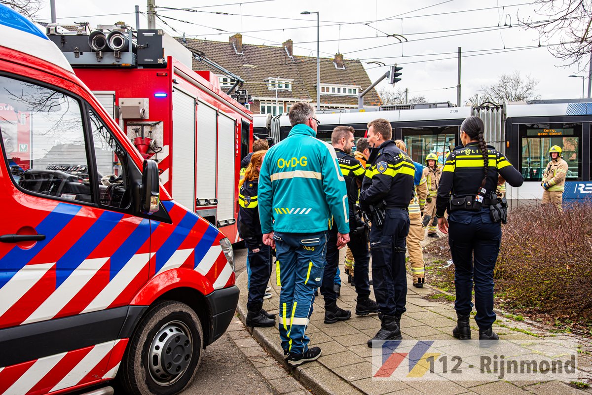 112rijnmond's tweet photo. Op het #Breeplein in #Rotterdam is een tram met een personenauto in botsing gekomen. Twee personen in de auto raakte gewond. 

De @RETRotterdam en @POL_Rotterdam doen onderzoek naar de toedracht van het ongeval. https://t.co/CAtGdhMIlW
