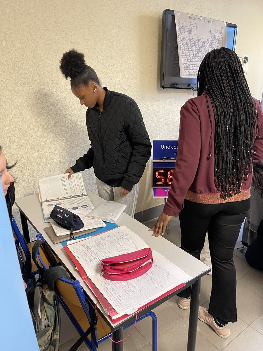 Engagés pour l’égalité femmes/ hommes !

1️⃣2️⃣0️⃣ élèves du Lycée De Croisset #Grasse débattent avec convictions autour des droits des femmes et de l’#EgaliteFH.

Sur l’escape game <a href="/GADDICTIONfr/">G-ADDICTION Jeunesse citoyenne</a>, entre indices, coffres et énigmes, ils progressent dans leur parcours citoyen !