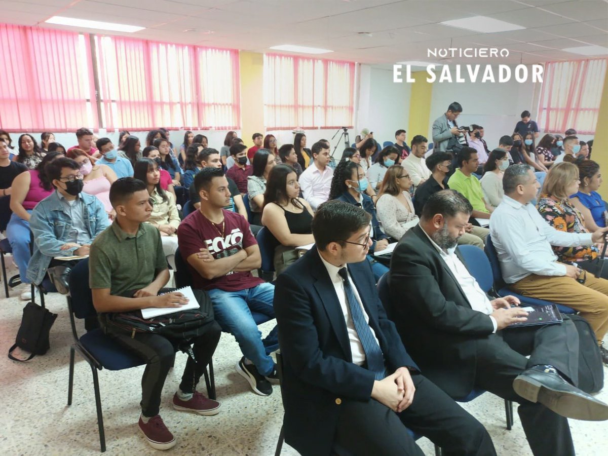 Los integrantes del Equipo Ad Hoc participaron en el conversatorio ciudadano como parte de la fase de divulgación del Proyecto de Propuestas de Reformas Constitucionales, que se realizó en la <a href="/FMOcc_UES/">Facultad Multidisciplinaria de Occidente UES</a>.