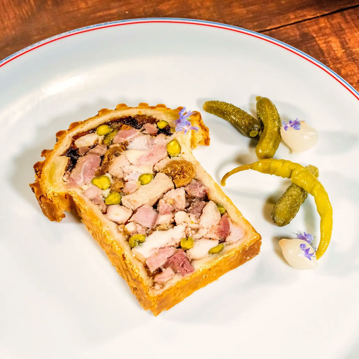 El famós pâté en croûte d'<a href="/aboronatmiro/">Albert Boronat i Miró</a> de l'<a href="/AmbassadeLlivia/">Ambassade de Llívia</a>, a casa teva amb Casa Toc! 😃 Fes les delícies dels teus convidats amb aquest clàssic de la xarcuteria francesa! I si tens un restaurant o un establiment, te'l portem perquè el puguis oferir als teus clients!