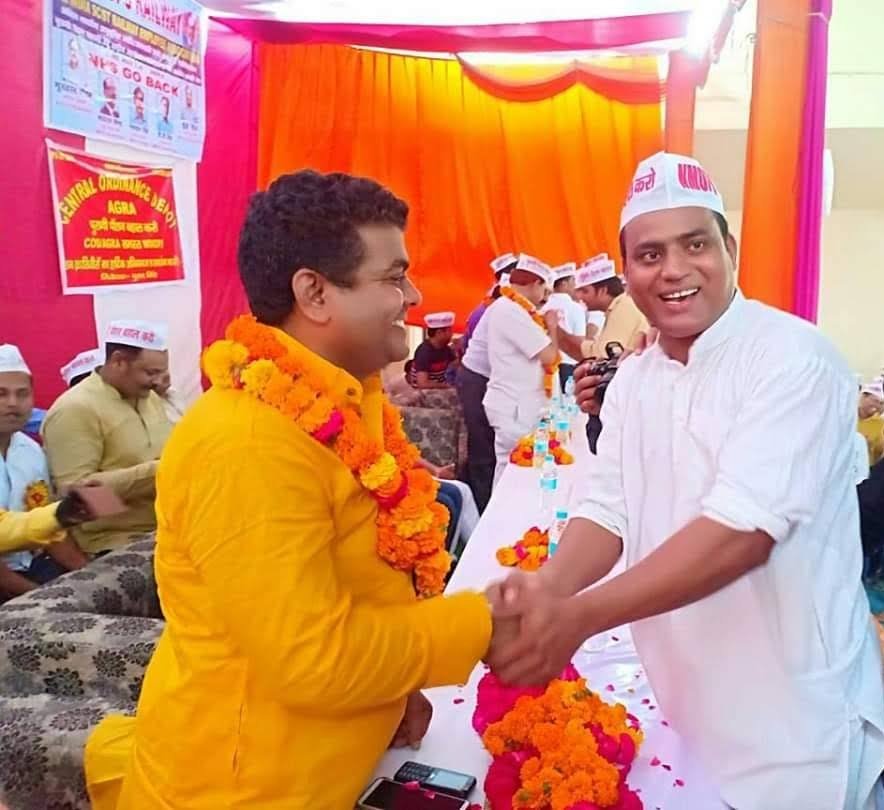 Dharmraj2002's tweet photo. #NMOPS
#Vijaykrbandhu 
#RestoreOldPension 
बंधू जी ने एक नेक काम कर दिया कि सोई कौम को जगा दिया सभी कहते थे कि OPS असम्भव है आज पांच राज्य हाथ में है कल पूरा देश होगा अब हम लोगो को आंदोलन को और मजबूत करना है और #OPS को पूरे भारत बर्ष में लागू कराना है.. बंधू जी जिंदाबाद
ओपीएस 💪 https://t.co/QLvuMvSiaZ
