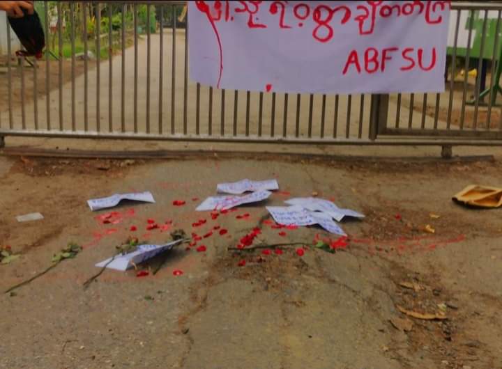 NantEiThandar's tweet photo. Marking 2 yr anni of junta's crackdown in front of B.E.H.S (1) in Yangon's #Shwepyithar township, Shwepyithar township students' unions (ABFSU) held an anti-junta movement on March 14, in memory of fallen democracy heroes.
#WarCrimesOfJunta
#2023Mar14Coup
#WhatsHappeningInMyanmar https://t.co/pyBxAUaYIH