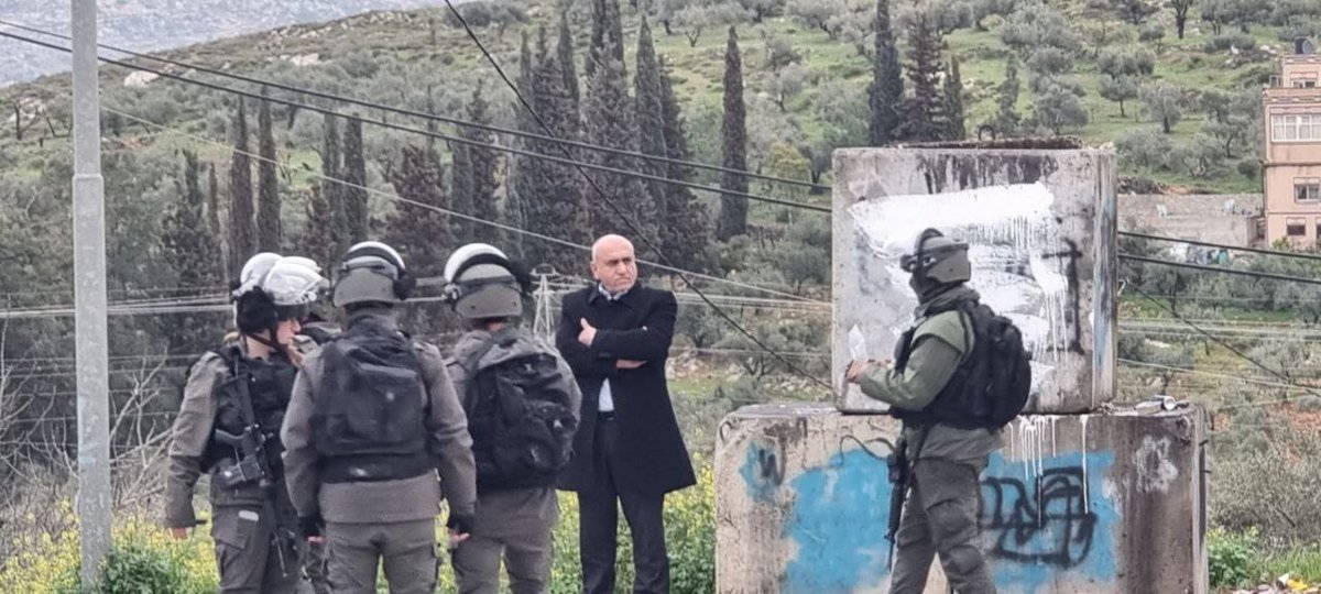 احتجاز محافظ جنين اللواء أكرم الرجوب على حاجز حوارة من قبل "مجندات" ، غلّابة يا فتح، هيك بدها قيادة السلطة نكون عالحواجز بموقف مذل كما وقفتهم المعتادة..
#محافظ_جنين  
#فريق_مجاهدون