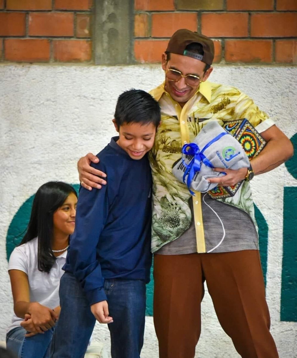 RedaccionSlp's tweet photo. "EL CAPI PÉREZ" DONA 1 MILLÓN DE PESOS A BENEFICIO DE NIÑAS Y NIÑOS POTOSINOS!❤️🥺 https://t.co/n0qYOdhzwQ