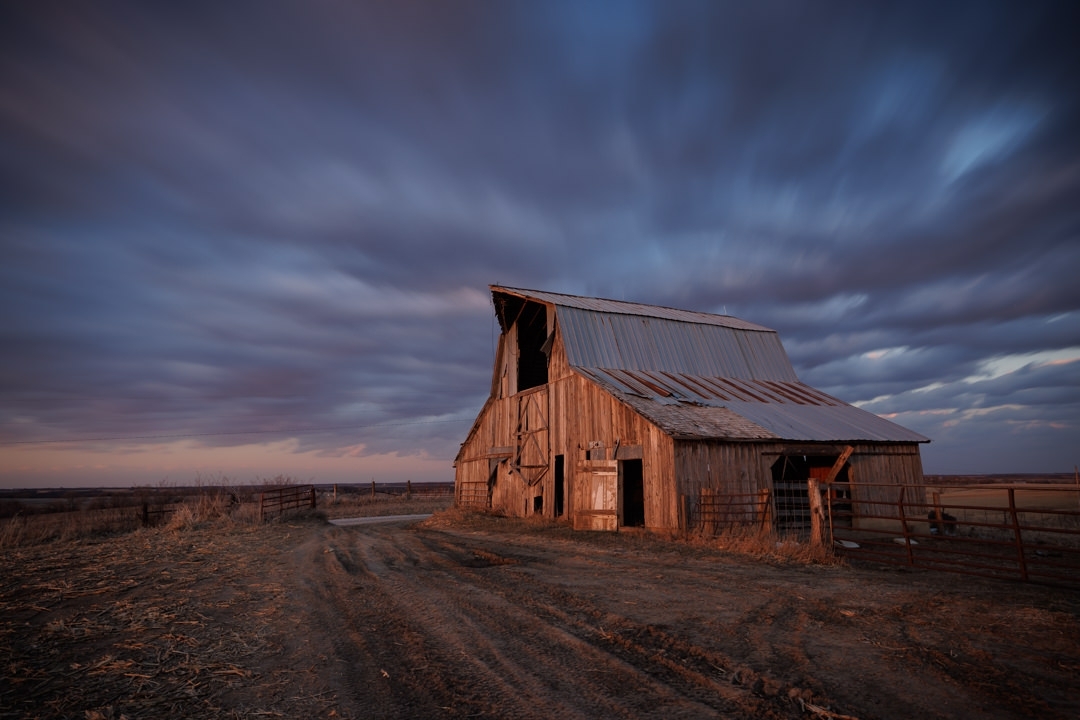 notleyhawkins's tweet photo. Barn in Gentry County, Missouri. Photography by Notley Hawkins. #missouri #sunset #rural #barn #goldenhour #sky #clouds #movingclouds #midwest #bucolic #agriculture #outdoors #landscape #wideangle #longexposure #haida #haidafilter #neutraldensity #ndfilter #12stop #notleyhawkins https://t.co/adcS8sXxWG