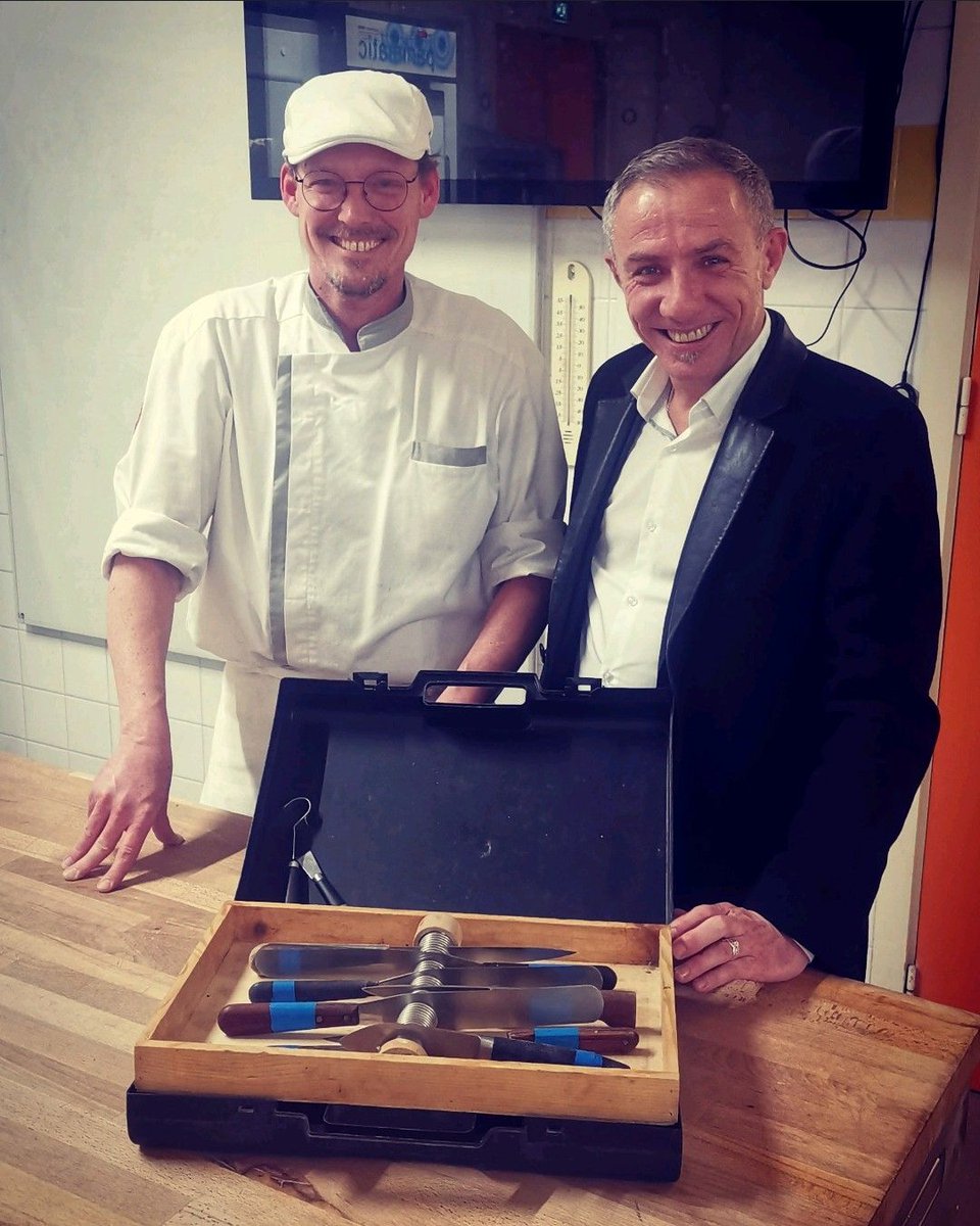 EurolamC's tweet photo. Moment de partage🤝
Notre directeur commercial a retrouvé un ancien apprenti devenu formateur, fier de lui présenter sa mallette d'apprentissage EUROLAM, de 1992, qu'il utilise encore lors de ses préparations culinaires à domicile !
#eurolam #mallettesprofessionnelle #couteauxpro https://t.co/CpppxjfjmL