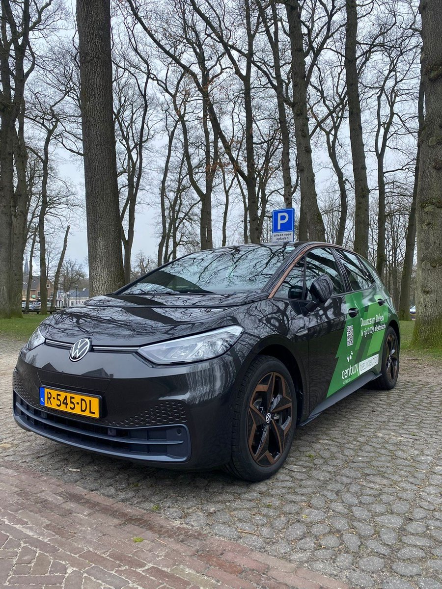 Tynaarlo's tweet photo. De gemeente Tynaarlo heeft een 2e elektrische deelauto! Daarmee wordt op duurzame wijze de bereikbaarheid van dorpen in het landelijk gebied verbeterd. De auto's staan in Eelde en Zuidlaren en zijn voor (bijna) iedereen beschikbaar. Meer info: https://t.co/okNJ0zXH4L https://t.co/YD86Pd7RHa