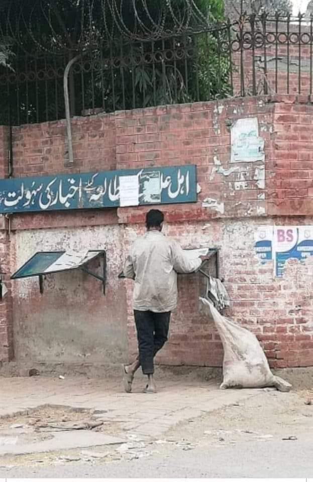 fareedijt's tweet photo. کچھ عادتیں واقعی ایسی  انمول ہوتی ہیں جن  کا کوئی بدل نہیں ہوسکتا۔
بغل میں کباڑ کی بوری چھوڑ کر اپنے قیمتی شوق کی تکمیل کرتا یہ شخص ہمیں حیران کرتا ہے۔
پڑھو!  کہ پڑھنا مکمل زندگی ہے۔❤🌸 https://t.co/0207NYOGOn