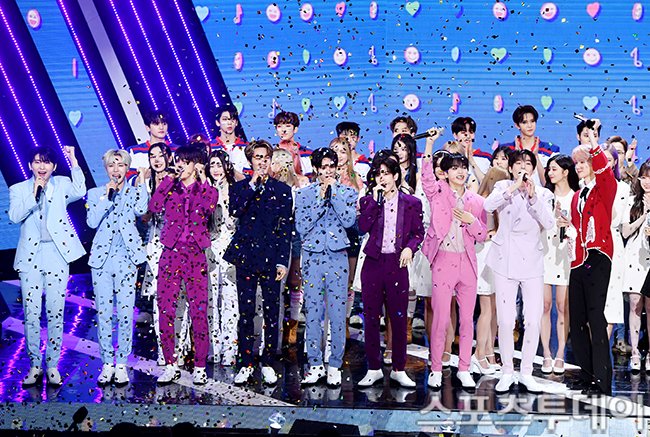 UpdateKBoys's tweet photo. HITOU! CRAVITY ganhou o win no programa The Show com seu recente comeback "Groovy".
Parabéns ao grupo 🎉❤️
#Groovy1stwin #CRAVITY_Groovy_1st_win #CRAVITY https://t.co/pLxumEfs2B