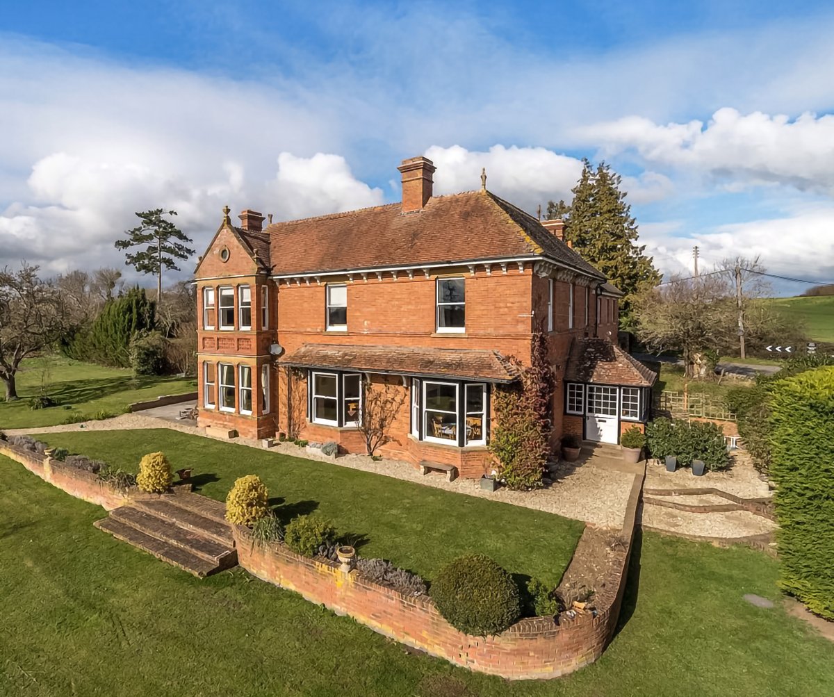 StacksProperty's tweet image. All this for £700k - 2,726 sq ft | 0.82 acres 
Buying the main portion of a #largehouse can be a great result. All of the #lifestyle, location &amp;amp; space for a fraction of the price, &amp;amp; you’re sharing the upkeep too.  - Nick Cunningham, Stacks Devon &amp;amp; #Somerset.  
On with @symsam