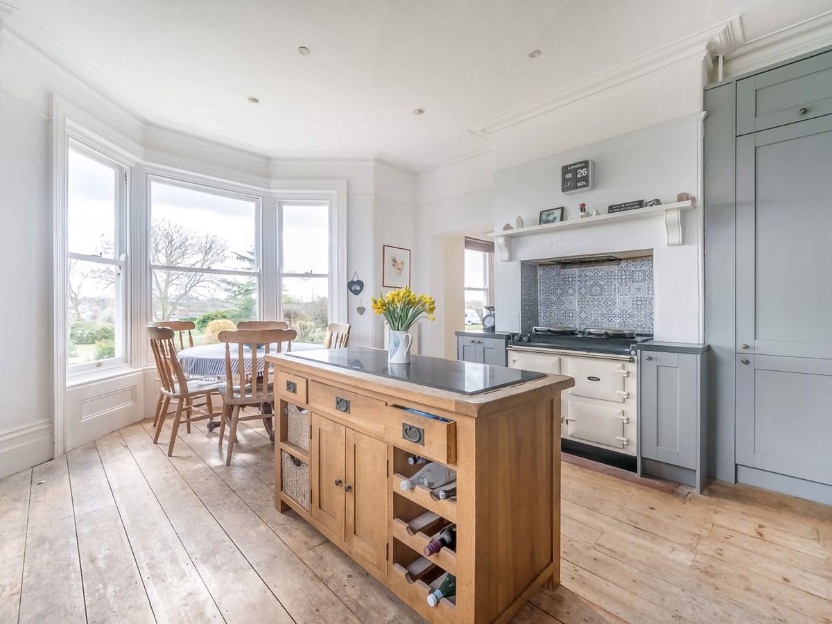 StacksProperty's tweet image. All this for £700k - 2,726 sq ft | 0.82 acres 
Buying the main portion of a #largehouse can be a great result. All of the #lifestyle, location &amp;amp; space for a fraction of the price, &amp;amp; you’re sharing the upkeep too.  - Nick Cunningham, Stacks Devon &amp;amp; #Somerset.  
On with @symsam