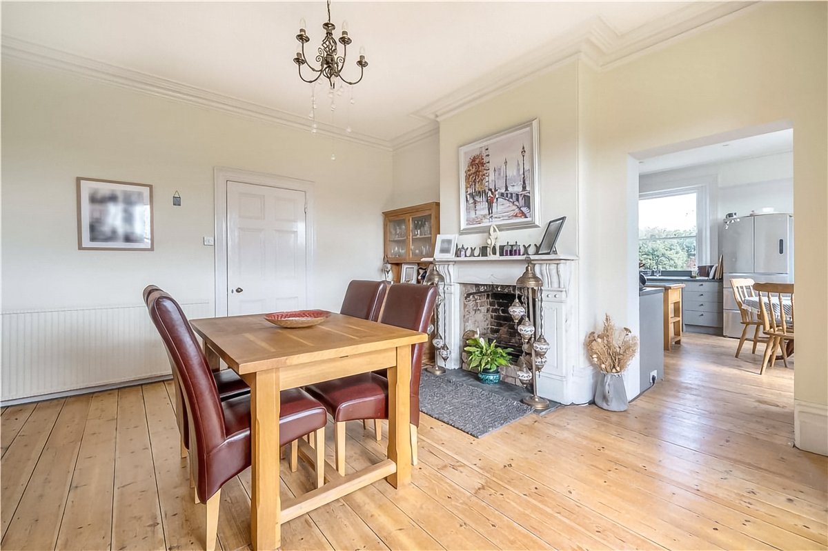 StacksProperty's tweet image. All this for £700k - 2,726 sq ft | 0.82 acres 
Buying the main portion of a #largehouse can be a great result. All of the #lifestyle, location &amp;amp; space for a fraction of the price, &amp;amp; you’re sharing the upkeep too.  - Nick Cunningham, Stacks Devon &amp;amp; #Somerset.  
On with @symsam