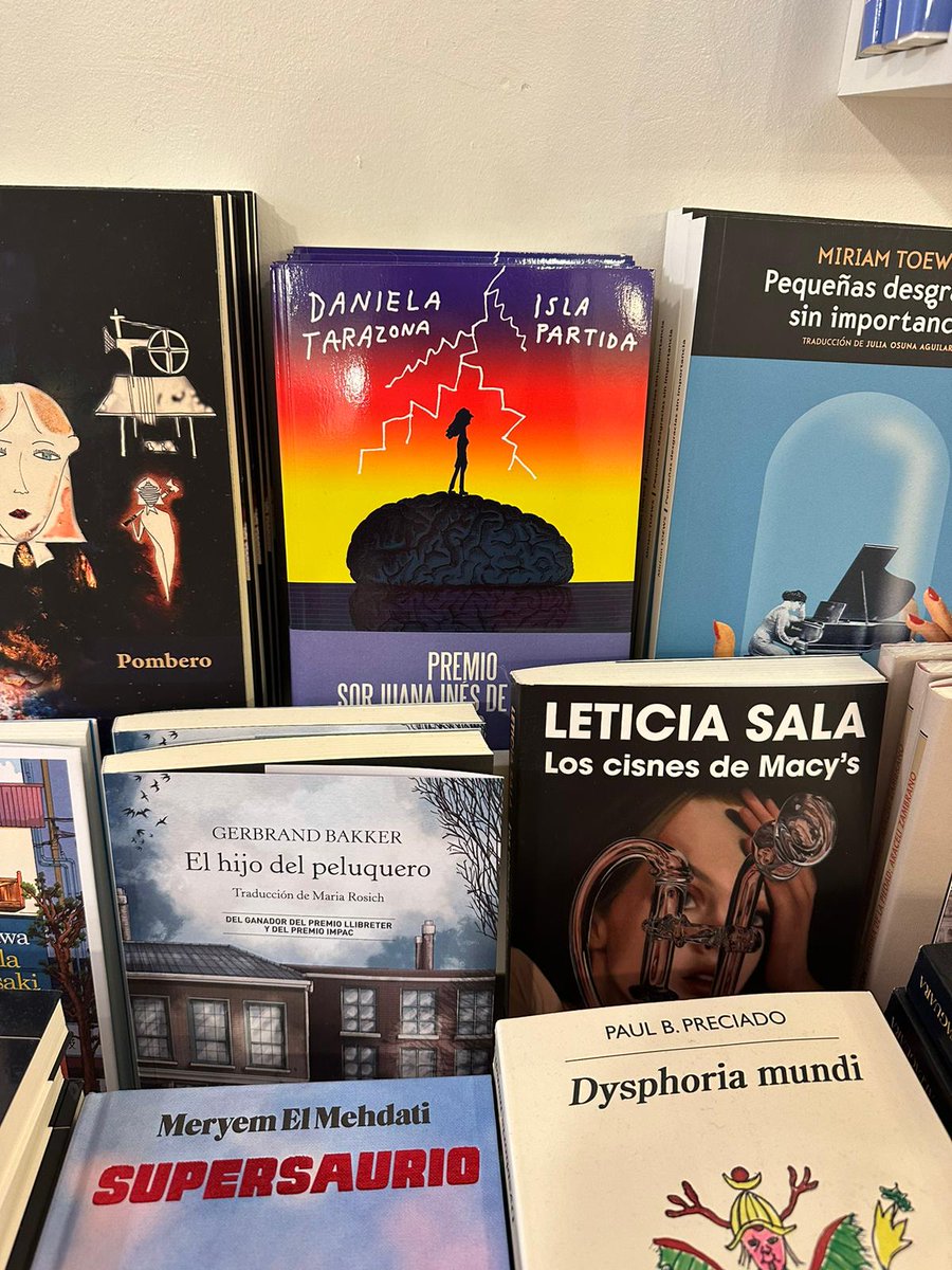 EdAlmadiaEs's tweet photo. ¡Ha llegado el día! 😎 HOY, a las 19, en la librería @tiposinfames, @dtarazonav conversa con Ángela Segovia y @lamujerrota sobre la novela #IslaPartida. 🧠🏝️ https://t.co/GoSZdN0XId